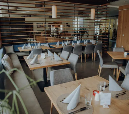7 - 02_RESTAURANT_FOTOKARUSSELLMELANIE_RAMONA_HINT